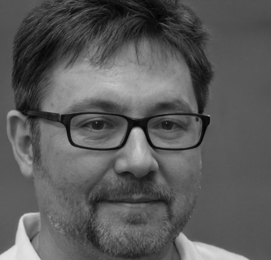 Unser engagiertes Team bei calorienvetha - Finanzexperten in einem modernen Arbeitsumfeld